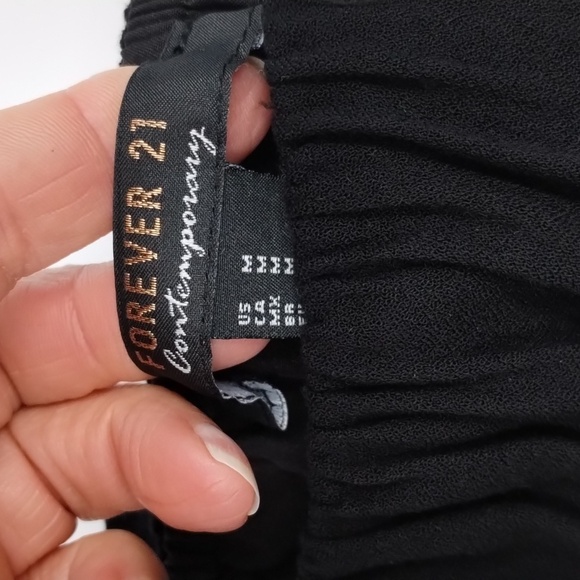 Forever 21 black and white on or off shoulder blouse size large, lined - Picture 6 of 10